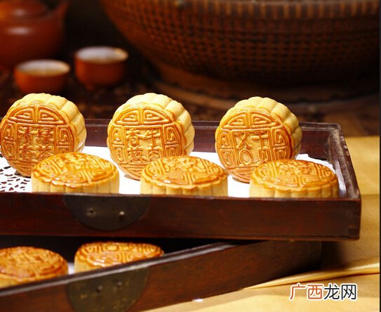 中秋节吃月饼的来历,中秋节吃月饼最初的兴起是由于什么？