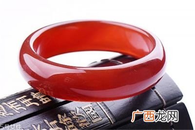 红翡翠手镯怎么挑选,46岁女人戴玉镯什么颜色好看？