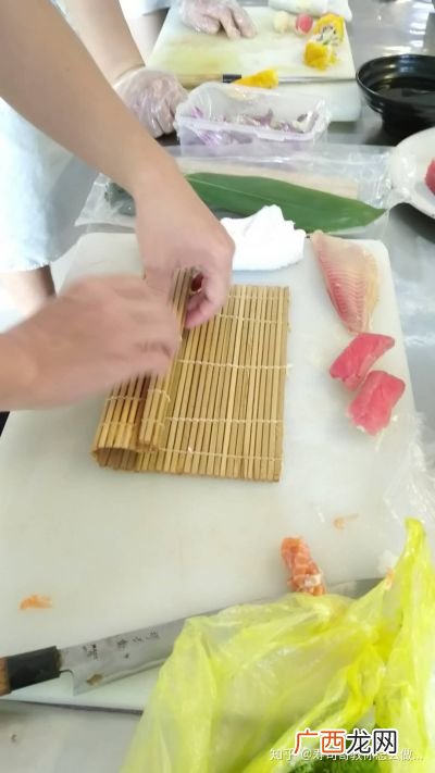 做寿司需要什么材料和工具,做寿司要准备什么工具呢？