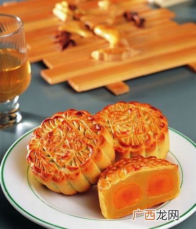 月饼热量高吗,同等重量的，月饼热量高还是方便面？