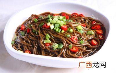 蕨根粉是什么材料做成的,为什么蕨根粉煮的黏？