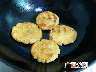 老式玉米面贴饼子做法,锅贴饼子家常做法？