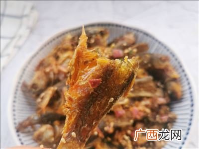 炸小鲫鱼怎么做酥脆好吃,湖北炸枯鱼做法？
