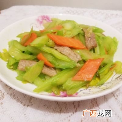 西芹怎么炒,王刚炒芹菜的家常做法？