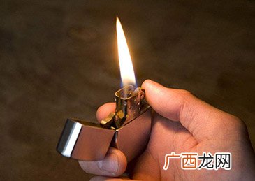 打火机为什么有的会自爆,汽车油箱里进一俩块的打火机.打火机自爆的话油箱起火还是爆炸？