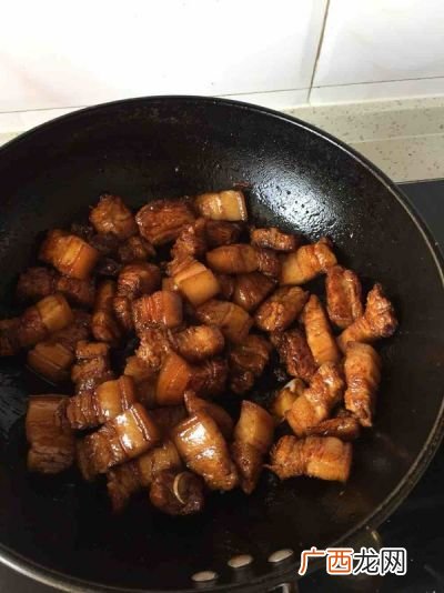炒糖色用水怎么炒,炒糖色倒热水还是凉水？