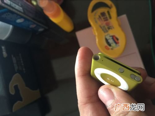 随身听怎么下载歌曲不用电脑,随身听怎么下歌？