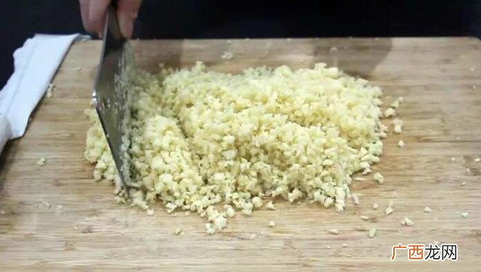 正宗蒜油怎么熬制最香,蒜蓉汁油的熬制配方？