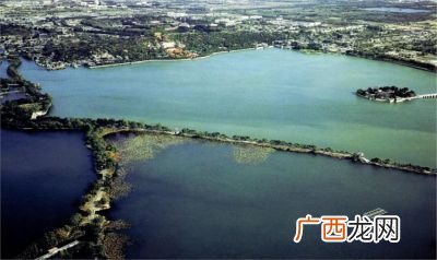 详细介绍颐和园,颐和园的地理位置特点，主要景点传说有什么？