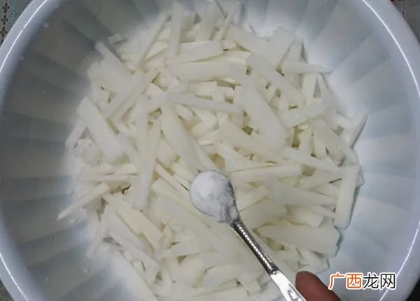 韩式腌萝卜丝怎么做,韩国人腌白萝卜的方法？
