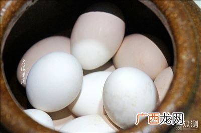 咸鹅蛋怎么腌制才出油,鹅蛋怎么淹出油好吃？