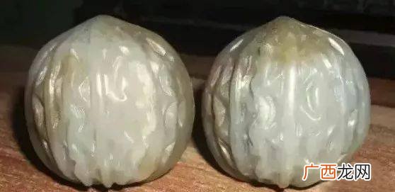 手盘核桃是真核桃还是玉的,文玩核桃有假的吗？