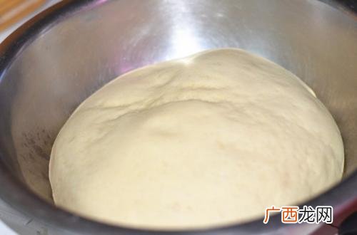 面包发面需要多长时间,做面包的面粉要揉多久?