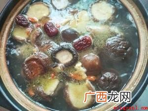 鸡一整只、干蘑菇20朵、大枣3颗、姜片5片、枸杞子10粒、花 怎样炖鸡汤好喝又营养