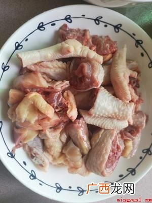 鸡一整只、干蘑菇20朵、大枣3颗、姜片5片、枸杞子10粒、花 怎样炖鸡汤好喝又营养