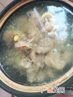鸡一整只、干蘑菇20朵、大枣3颗、姜片5片、枸杞子10粒、花 怎样炖鸡汤好喝又营养