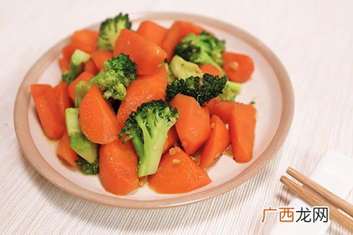黄萝卜怎么做好吃,黄皮萝卜好还是白皮萝卜好？