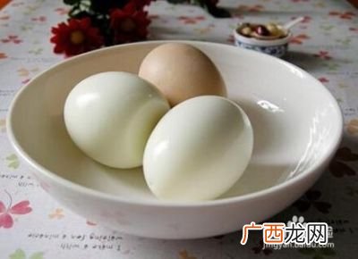 鸡蛋煮怎么煮好剥壳,新下的鸡蛋煮熟后，壳不好剥，有什么办法呢？