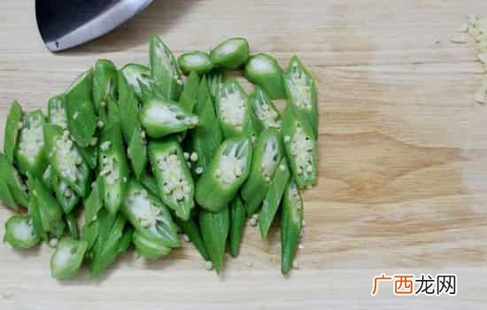 黄秋葵能生吃吗,黄秋葵要一切两焯水吗？