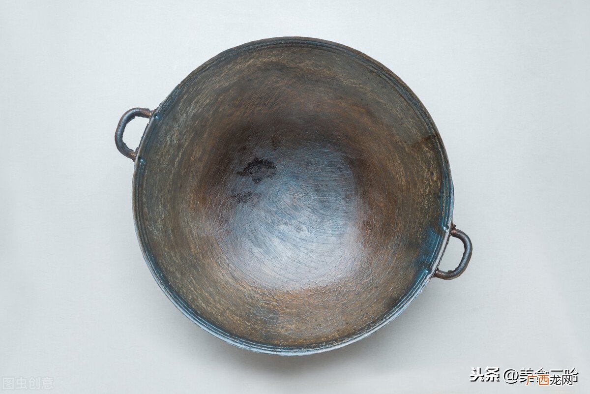 铁锅黑油垢太多快速清洗技巧 铁锅烧糊的黑垢怎么去除