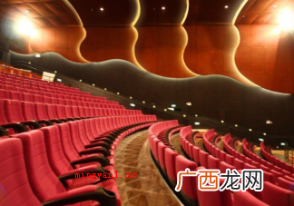 为何电影院座椅大多数全是红色的 为什么电影院座椅大多都是红色的