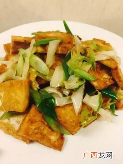 炒豆腐怎么炒,我用5斤早籼米，4两食用碱泡了一晚上做米豆腐，怎么做出来的的米豆腐那么软，而且颜色那么黑，怎样才能？