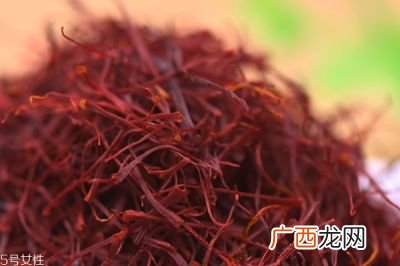藏红花最佳饮用时间,请问用藏红花泡水喝，一次加藏红花多少，加水多少，冲泡几次？