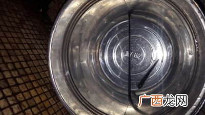 筷子为什么会在水中立着,筷子为什么能立在水中啊？求解答？