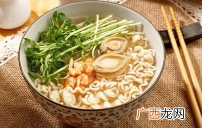 方便面干吃会发胖吗,方便面干吃和泡吃的区别？