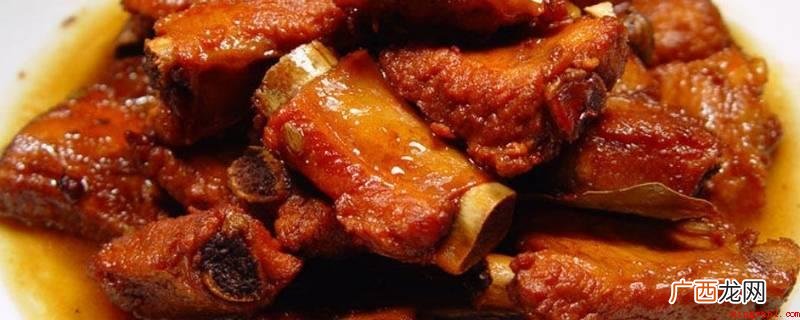 排骨切片后,用清水泡浸流血水,多清洗几回 红烧排骨怎么做好吃