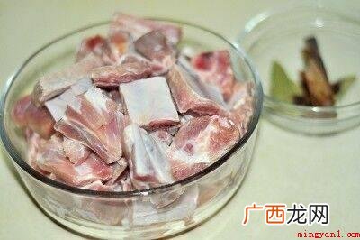 排骨切片后,用清水泡浸流血水,多清洗几回 红烧排骨怎么做好吃
