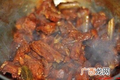 排骨切片后,用清水泡浸流血水,多清洗几回 红烧排骨怎么做好吃
