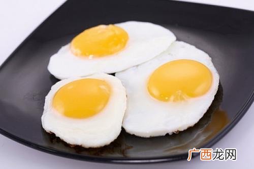 煎鸡蛋会胖吗,怎么煎蛋，为什么我每次煎蛋，都会疯狂起泡，不成样子，是油太少，还是温度太高，第一张图是我煎的蛋？