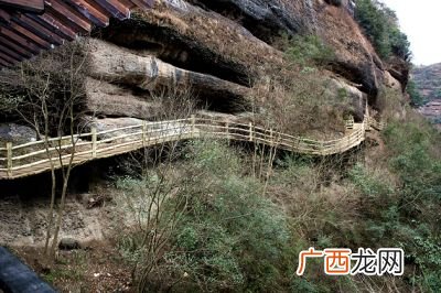 剑阁峥嵘而崔嵬的峥嵘是什么意思,蜀道难中匪的意思？