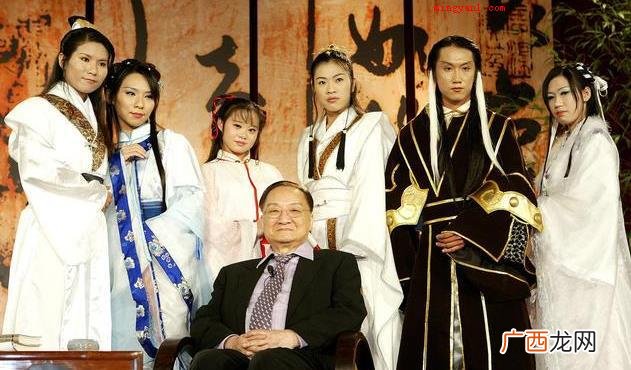 简略回应中国香港武侠江湖领军人物 飞雪连天射白鹿笑书神侠倚碧鸳是什么意思