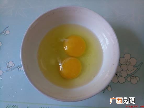 锅里加牛奶和淡奶油,再加少量糖,小火加温拌匀,蛋挞液就做好了 蛋挞液正规做法
