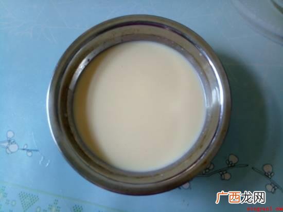 锅里加牛奶和淡奶油,再加少量糖,小火加温拌匀,蛋挞液就做好了 蛋挞液正规做法