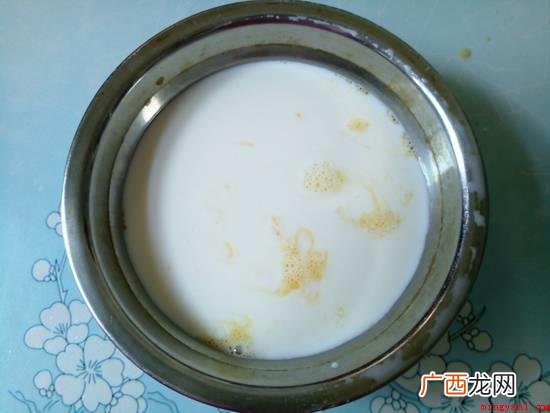 锅里加牛奶和淡奶油,再加少量糖,小火加温拌匀,蛋挞液就做好了 蛋挞液正规做法