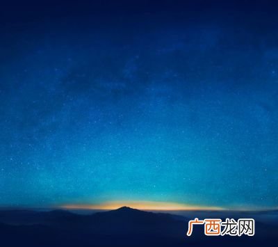 蓝色配什么色好看,蓝色衣服配什么颜色裤子好看？