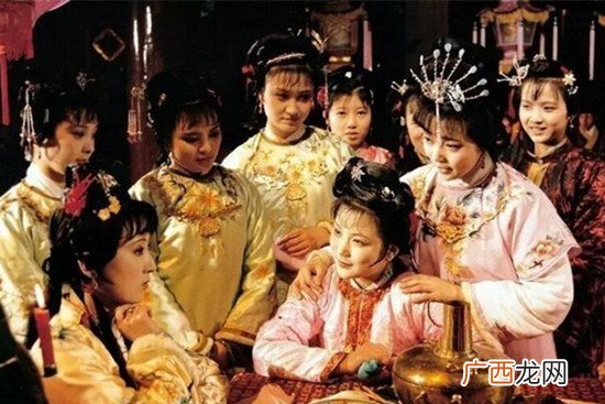 红楼梦的作者曹雪琴是男是女,红楼梦里男人名字大多是女的名字?
