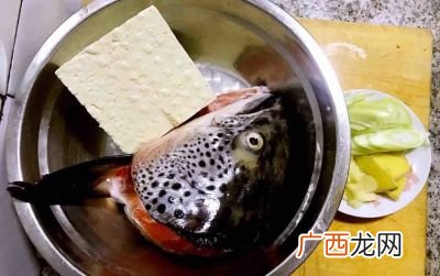 三文鱼头炖豆腐的做法,三鲜鱼头炖豆腐最正宗的做法？