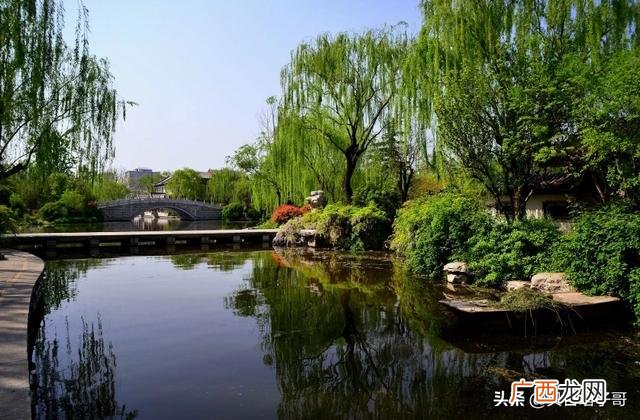 大明湖畔在哪里个城市,著名的大明湖畔是在济南吗？