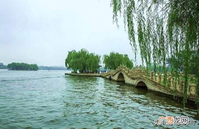 大明湖畔在哪里个城市,著名的大明湖畔是在济南吗？