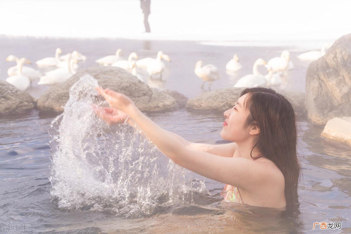 泡温泉穿什么样的泳衣 泡温泉需要穿内衣和内裤吗