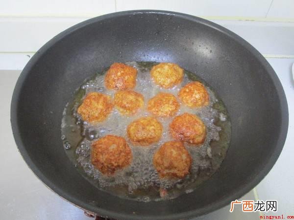 猪腿肉削皮,马蹄200克,油300mL,鸡蛋一个,米酒20m 炸肉丸子的家常做法酥脆