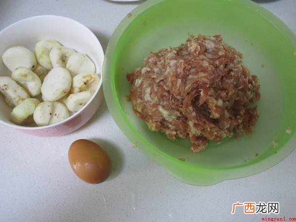猪腿肉削皮,马蹄200克,油300mL,鸡蛋一个,米酒20m 炸肉丸子的家常做法酥脆