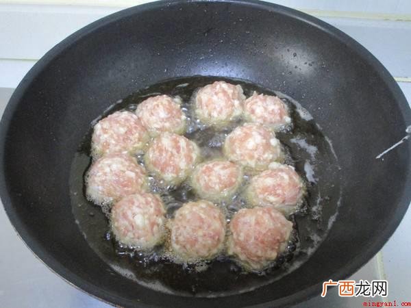 猪腿肉削皮,马蹄200克,油300mL,鸡蛋一个,米酒20m 炸肉丸子的家常做法酥脆