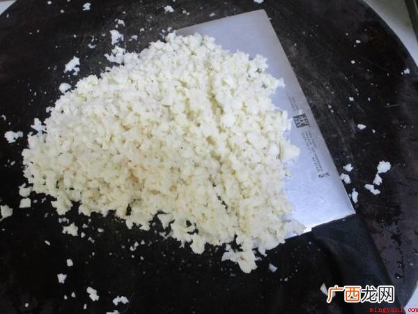 猪腿肉削皮,马蹄200克,油300mL,鸡蛋一个,米酒20m 炸肉丸子的家常做法酥脆