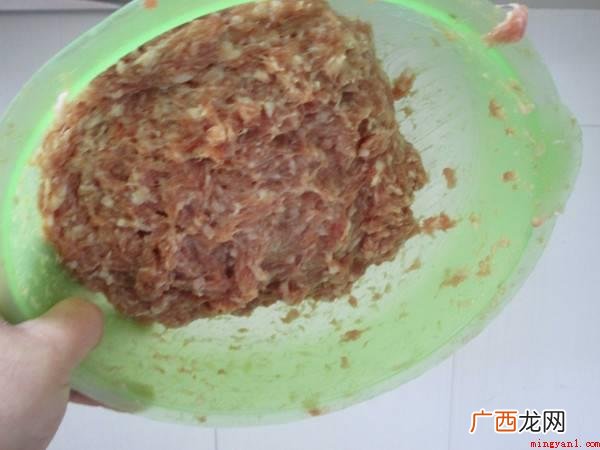 猪腿肉削皮,马蹄200克,油300mL,鸡蛋一个,米酒20m 炸肉丸子的家常做法酥脆