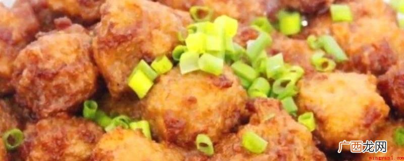 猪腿肉削皮,马蹄200克,油300mL,鸡蛋一个,米酒20m 炸肉丸子的家常做法酥脆